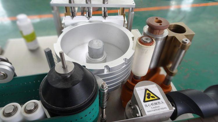 Fullautomatisk etikettmaskin for våtlimpapir for alkoholprodukt